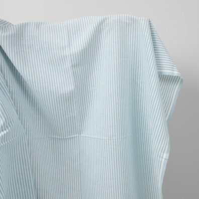 Halvlin stoff med lyseblå striper bredt