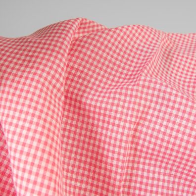 Lin-bomull stoff med knallrosa og knallhvitte ruter for klær, hjemmetekstiler