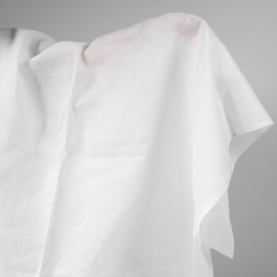 Melkehvitt mønstret linstoff