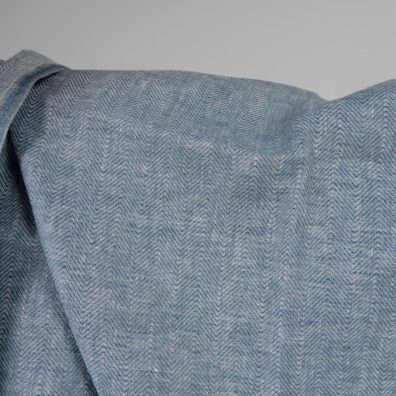 Linstoff hvit-blå med fiskebeinsmønster passer til å sy klær og hjemmetekstiler