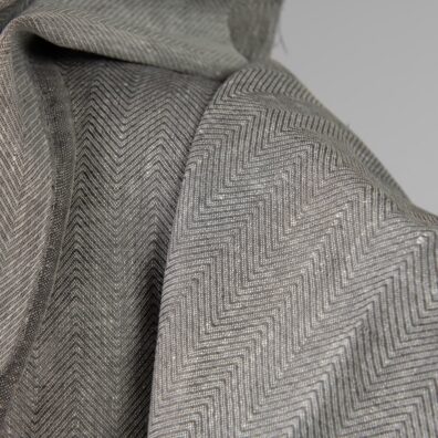 Linstoff med fiskebeinsmønster vevd av hvitt og gråbrun (antrasitt) garn