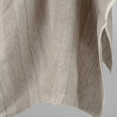Linstoff med vertikale beige striper vasket passer til å sy klær og hjemmetekstiler