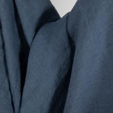 Linstoff vevd av blågrønt og marineblått garn vasket