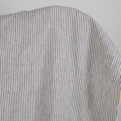 Linstoff med brunaktige og blågrå striper vasket passer til å sy klær og hjemmetekstiler