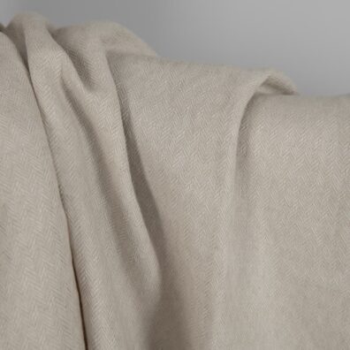 Lin-bomullsstoff beige i fiskebeinsmønster vasket passer til å sy klær og hjemmetekstiler