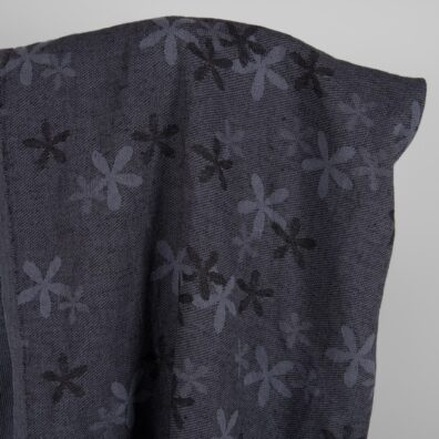 Lin-bomullsstoff blågrått med blomster vasket passer til å sy klær og hjemmetekstiler