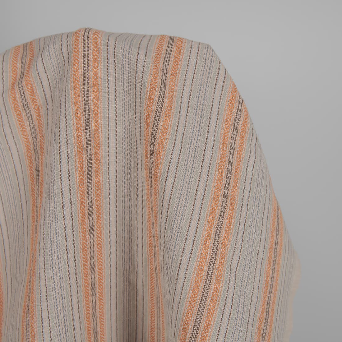 Lin-bomullsstoff med brune mønstrede striper vasket, 145cm bredt