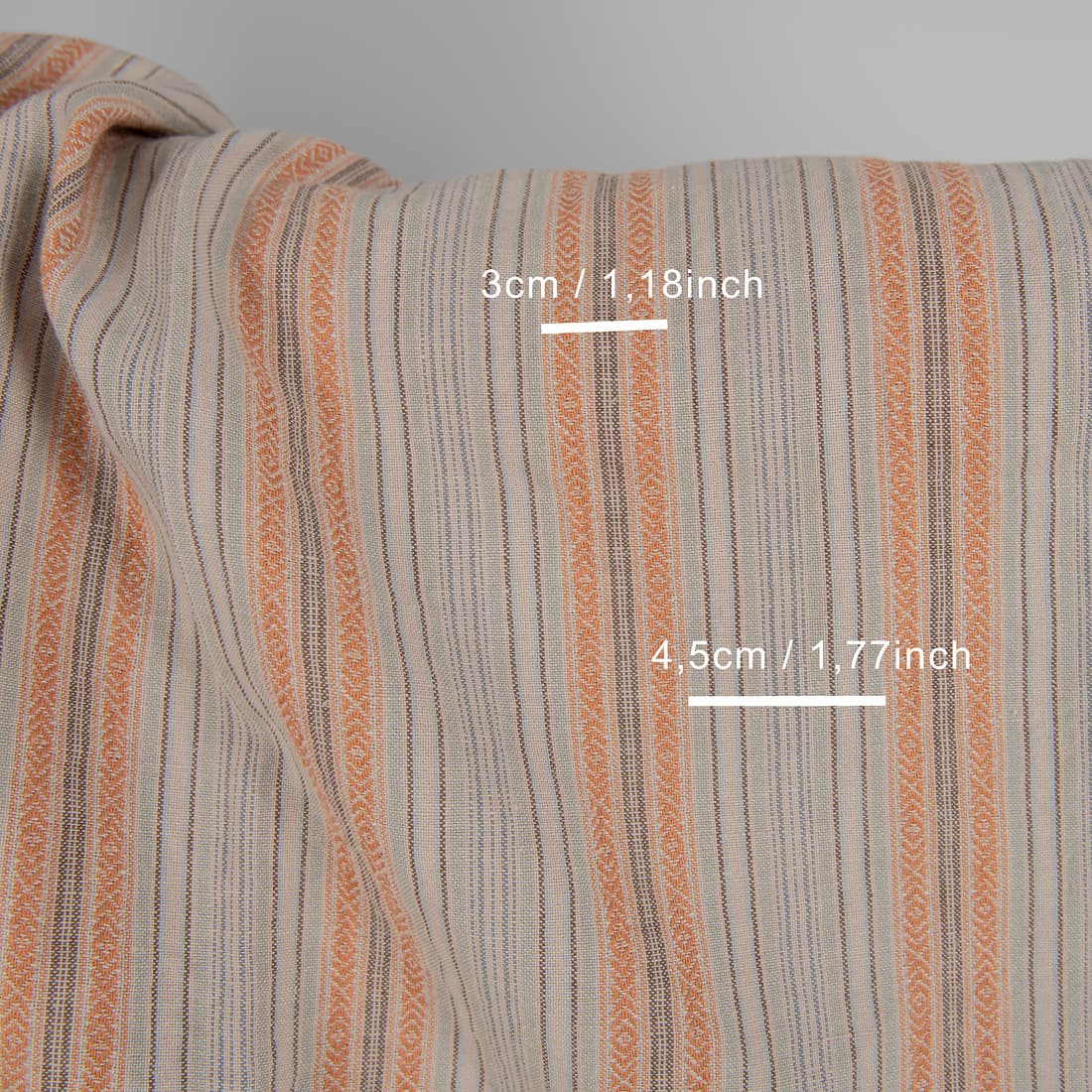 Lin-bomullsstoff med brune mønstrede striper vasket for sying klær, hjemmetekstiler