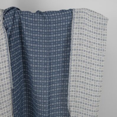 Halvlin stoff hvitt-blått mønstret vasket