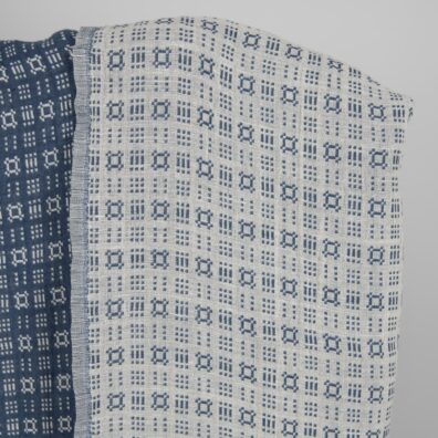 Halvlin stoff hvitt-blått mønstret vasket passer til å sy klær og hjemmetekstiler