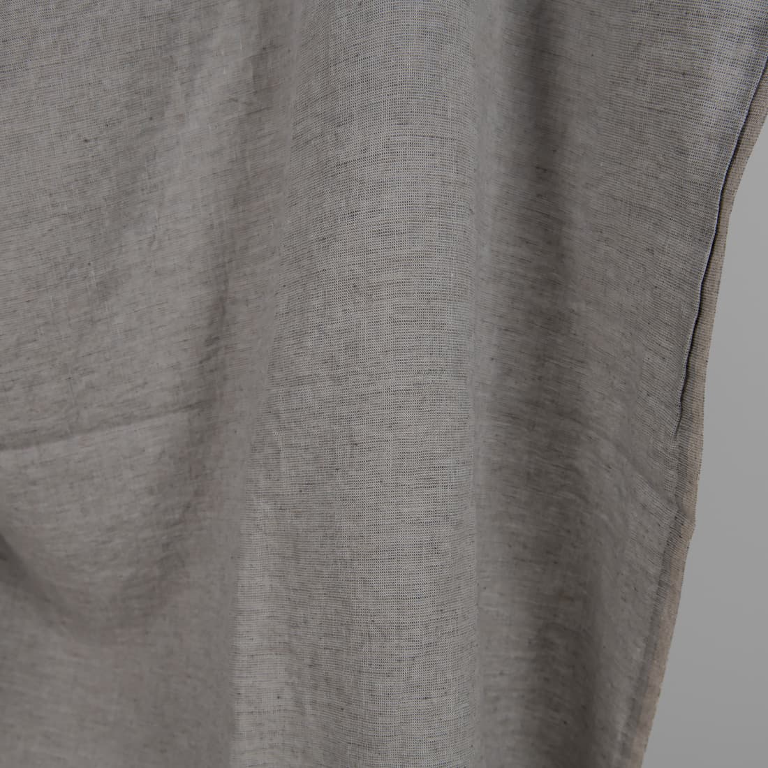 Linstoff vevd av blågrått, brungrått og antrasitt (gråbrunt) garn, vasket