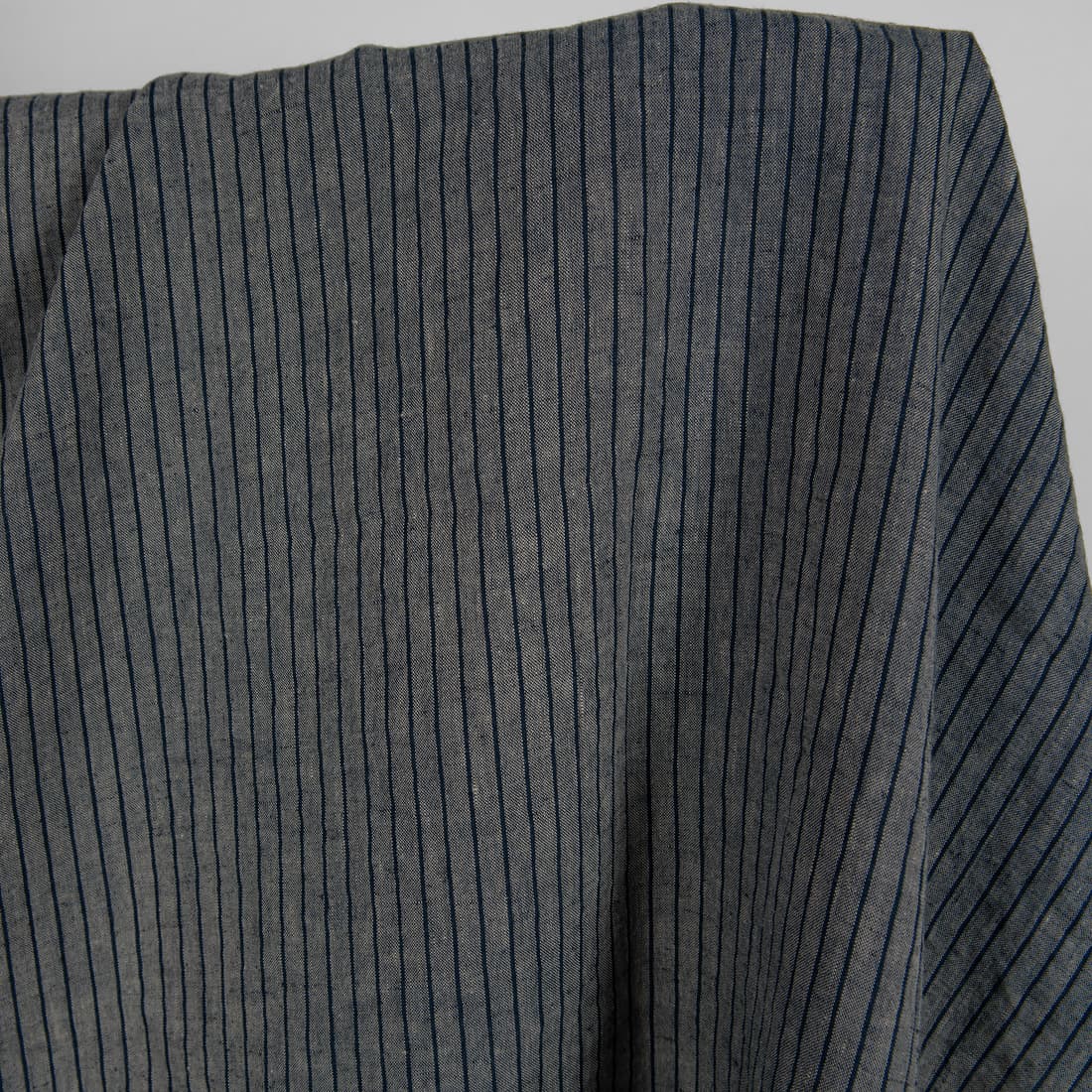 Linstoff med blåsvarte striper vasket, mykt, skånsomt