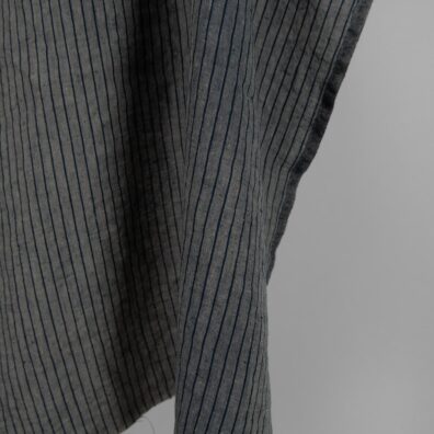 Linstoff med blåsvarte striper vasket passer til å sy klær og hjemmetekstiler