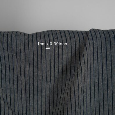 Linstoff med vertikale blåsvarte striper vasket