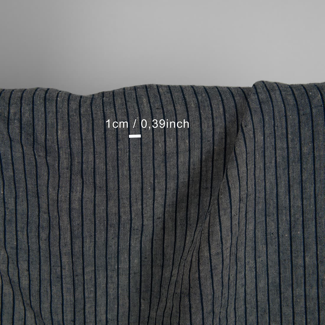 Linstoff med vertikale blåsvarte striper vasket