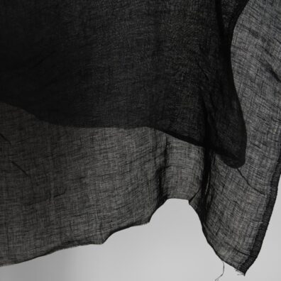 Gjennomsiktig linstoff svart vasket 145cm bredt.