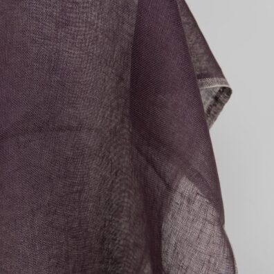 Gjennomsiktig linstoff i lys auberginefarge 150cm bredt