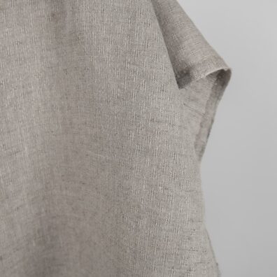 Linstoff med ajourmønster vevd av naturfarget (ufarget, brungrått) garn