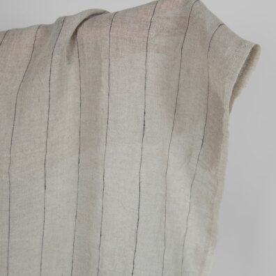 Linstoff naturgrå-svart stripete gjennomsiktig vasket 145cm bredt