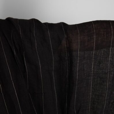 Linstoff svart-naturgrå stripete gjennomsiktig vasket 145cm bredt