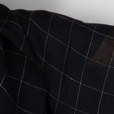 Linstoff svart-naturgrått rutete gjennomsiktig vasket egner seg godt til å sy skjerf og gardiner