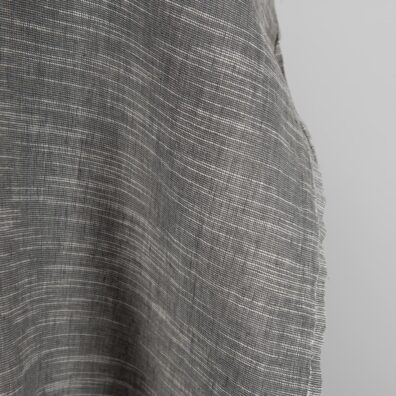 Halvlin vasket stoff i mørkegrå farge til å sy klær, hjemmetekstiler