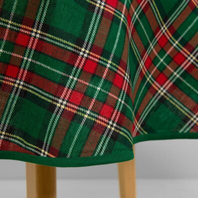 Rund (oval) grønn-rød rutete halvlin duk med intens grønn (smaragdgrønn) passepoil