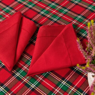 Rund (oval) rød-grønn rutete halvlin duk og intenst røde servietter LUNA