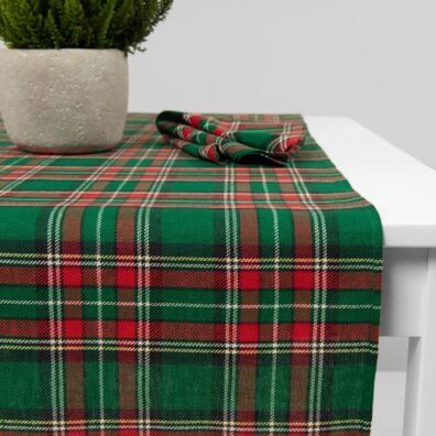 Produktets stoff er vevd i røde og grønne ruter som er dekorert med gule, svarte og gulaktig hvite striper.