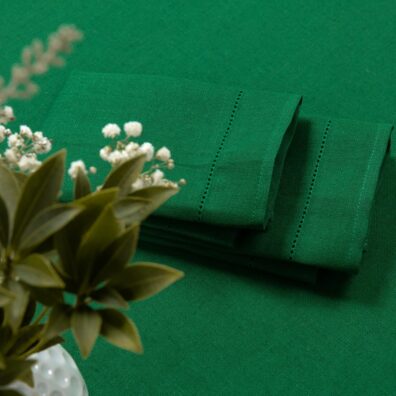 Lin-bomull duk smaragdgrønn med hullmønster og servietter