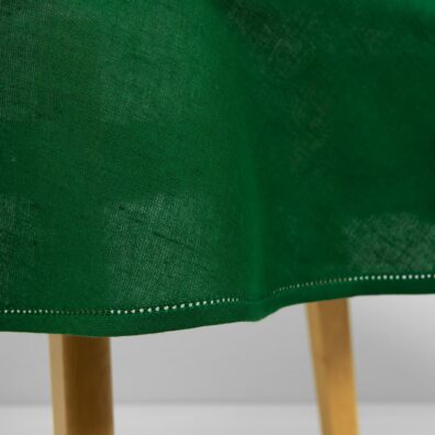 Rund (oval) smaragdgrønn lin-bomull duk med hullmønster