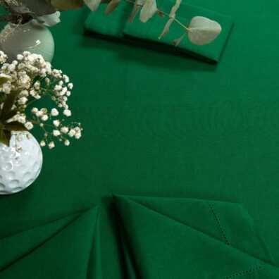 Rund (oval) smaragdgrønn lin-bomull duk med hullmønster og servietter