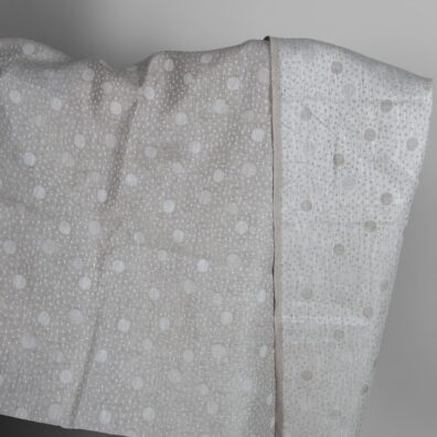 Prikket linstoff i naturgrå-hvit farge