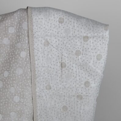 Prikket linstoff i naturgrå-hvit farge for klær, hjemmetekstiler