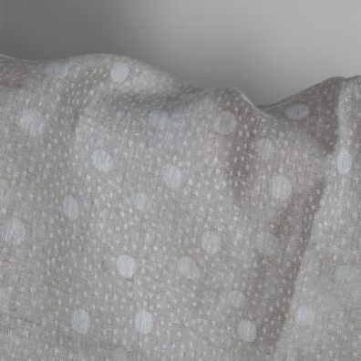 Prikket linstoff i naturgrå-hvit farge 150cm bredt