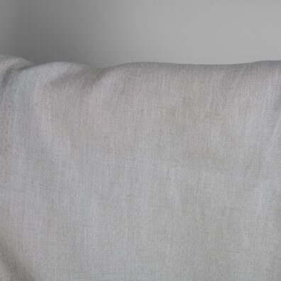 Linstoff i lysegrått med diamantmønster vevd av garn i naturfarge (ufarget, brungrått) og hvitt garn