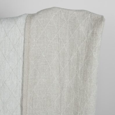 Dobbeltsidig linstoff i naturfarge og hvit farge spesielt vasket for å gjøre stoffet mykt, skånsomt