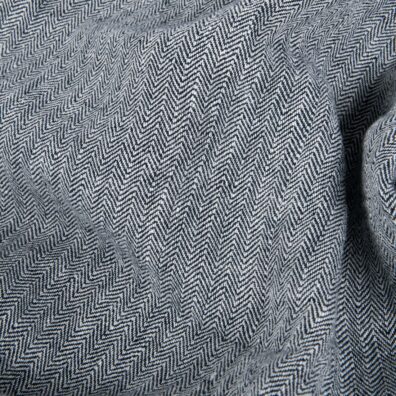 Kraftig linstoff i svart-hvit "fiskebeinsmønster" vasket til klær, hjemmetekstiler