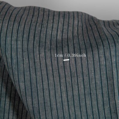 Linstoff med blåsvarte striper 150cm bredt