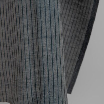 Linstoff med striper, vevd blåsvart og gråbrunt garn