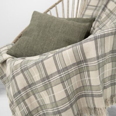 Halvlin pledd rutete, vevd beige (gråbrunt), mørkegrått, melkehvitt (gulhvitt) og grønngrått garn