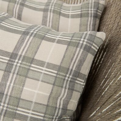 Halvlin putetrekk rutete, vevd beige (gråbrunt), mørkegrått, melkehvitt (gulhvitt) og grønngrått garn