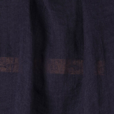 Linstoff mørkeblått gjennomsiktig vasket som er mykt, skånsomt, løstvevd, lett. Passer til å sy skjerf, gardiner