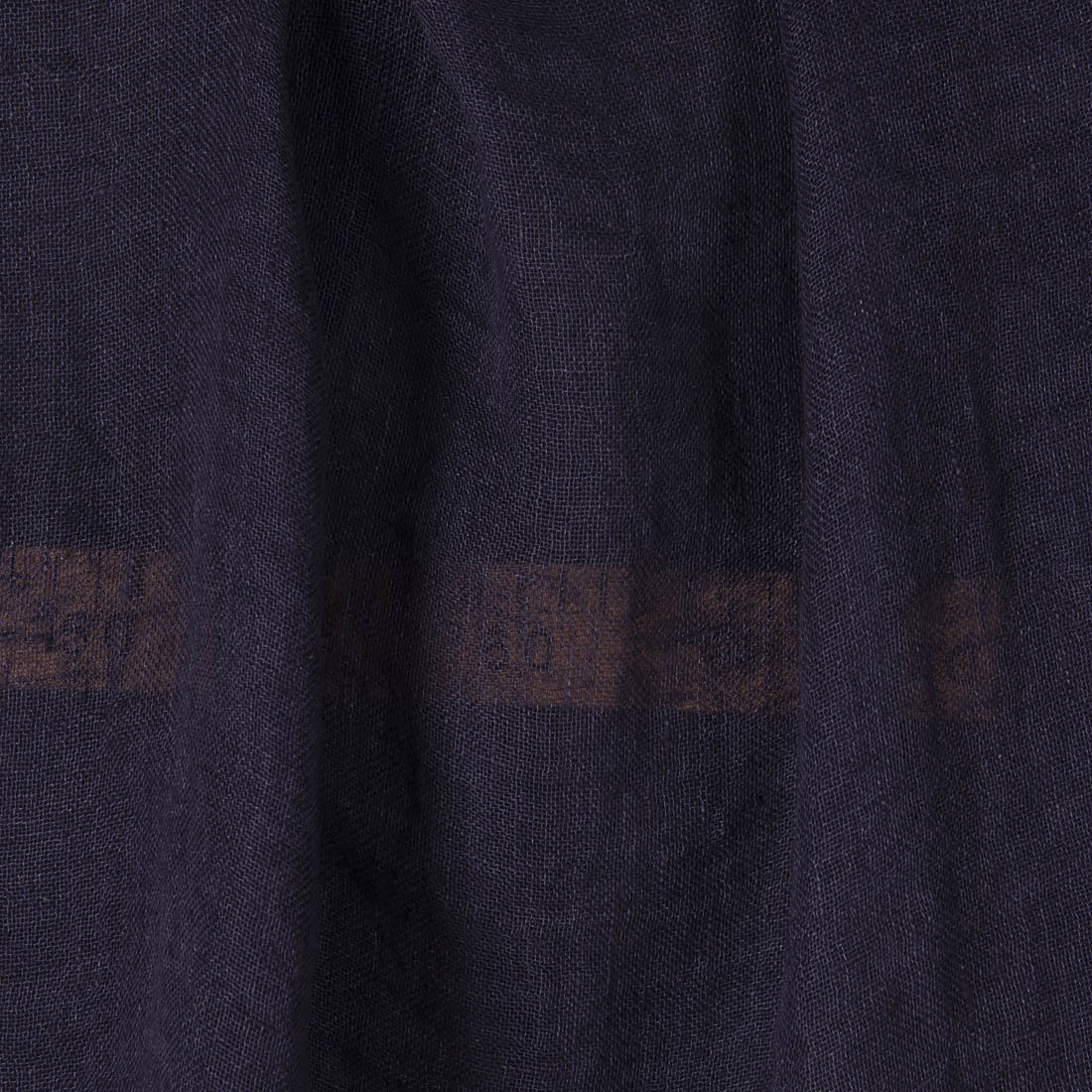 Linstoff mørkeblått gjennomsiktig vasket som er mykt, skånsomt, løstvevd, lett. Passer til å sy skjerf, gardiner