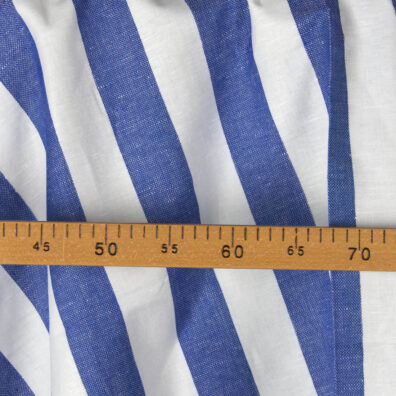Lin-bomull stoff med snøhvite, blå striper, 140cm bredt