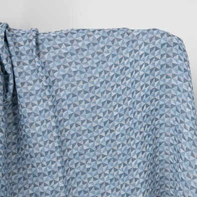 Linstoff med blått trekanter vasket