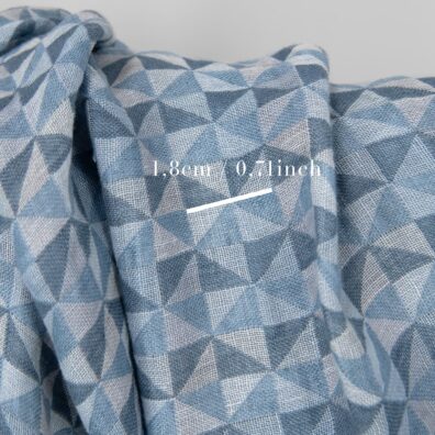 Linstoff med blått trekanter vasket for klær og hjemmetekstiler