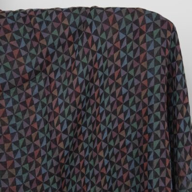 Linstoff med flerfargede trekanter vasket, mykt, skånsomt