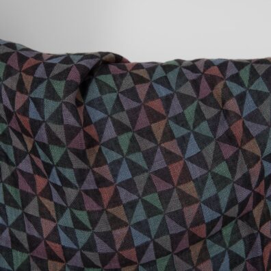 Linstoff med flerfargede trekanter vasket for klær og hjemmetekstiler