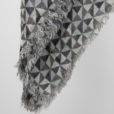 Lin skjerf grått med 2cm lange frynser på alle sider